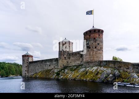 Savonlinna, Finnland - 2. August 2021: Blick auf das Schloss Olofsborg in Savonlinna in Südfinnland Stockfoto