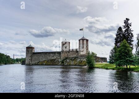 Savonlinna, Finnland - 2. August 2021: Blick auf das Schloss Olofsborg in Savonlinna in Südfinnland Stockfoto