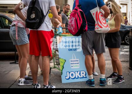 Markenbotschafter für den superschnellen Online-Lebensmittellieferdienst Jokr werben am Samstag, den 14. August 2021, am Union Square in New York für das Unternehmen. Jokr ist eines von mehreren Unternehmen, die im Bereich der „Fast-Instant“-Lebensmittelzustellung konkurrieren. (© Richard B. Levine) Stockfoto