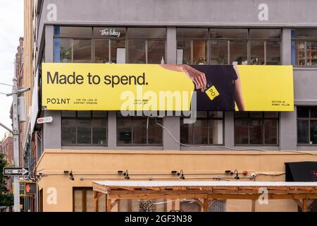 Eine Plakatwand in Soho in New York wirbt für die Premium-Debitkarte Point Card, die am Samstag, den 14. August 2021 gesehen wurde. (© Richard B. Levine) Stockfoto