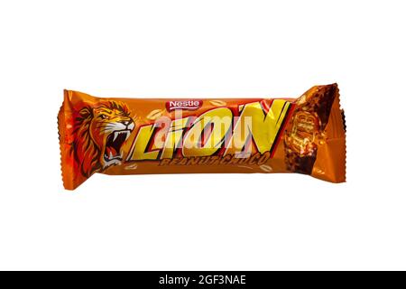 Nestle Lion Peanut Choco Schokoladenriegel isoliert auf weißem Hintergrund Stockfoto