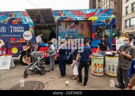 Tennisfans und Feinschmecker kommen am Mittwoch, den 18. August 2021, zum Union Square in New York, um sich einen Vorgeschmack auf Tennis zu geben, Beispiele aus der Speisekarte mit Speisen, die bei den US Open verkauft werden. Die US Tennis Association (USTA) fördert das Essen bei den Open, die einen Ruf dafür haben, bekanntermaßen überteuerte Speisen zu servieren. (© Richard B. Levine) Stockfoto