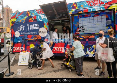 Tennisfans und Feinschmecker kommen am Mittwoch, den 18. August 2021, zum Union Square in New York, um sich einen Vorgeschmack auf Tennis zu geben, Beispiele aus der Speisekarte mit Speisen, die bei den US Open verkauft werden. Die US Tennis Association (USTA) fördert das Essen bei den Open, die einen Ruf dafür haben, bekanntermaßen überteuerte Speisen zu servieren. (© Richard B. Levine) Stockfoto