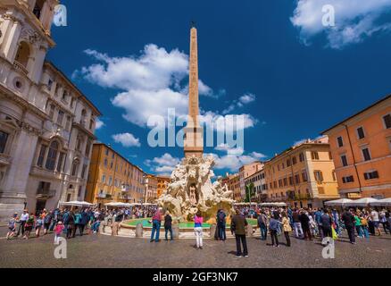 Touristen besuchen die berühmte Piazza Navona im historischen Zentrum von Rom mit dem wundervollen Brunnen der vier Wasserfälle Stockfoto