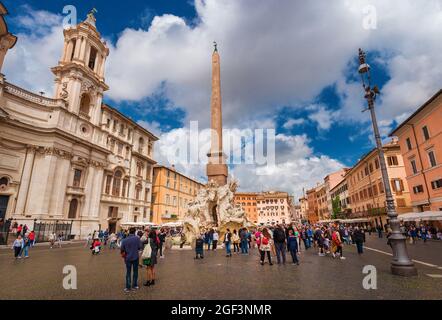 Touristen besuchen die berühmte Piazza Navona im historischen Zentrum von Rom mit dem wundervollen Brunnen der vier Wasserfälle und der Kirche der heiligen Agnes Stockfoto