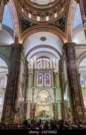 CUENCA, ECUADOR - 17. JUNI 2015: Innenraum der Neuen Kathedrale (Catedral de la Inmaculada Concepcion), Cuenca, Ecuador Stockfoto