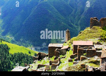 Luftaufnahme des historischen georgischen Bergdorfes Svaneti Stockfoto