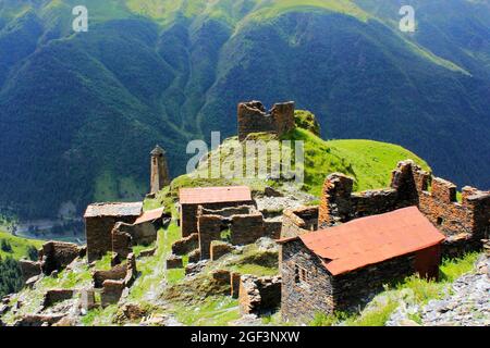 Luftaufnahme des historischen georgischen Bergdorfes Svaneti Stockfoto