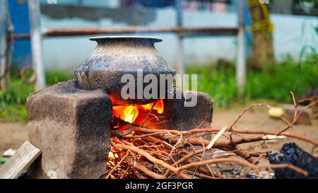 Ländliche Küche. Traditionelle Öfen, die von Bewohnern des ländlichen Indiens verwendet werden, aus Lehm, mit Holz betrieben Stockfoto