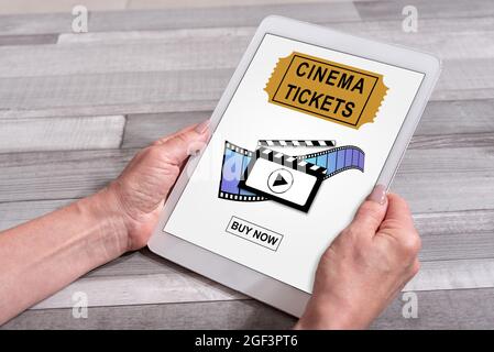 Weibliche Hände halten ein Tablet mit Online-Kino-Tickets Buchungskonzept Stockfoto