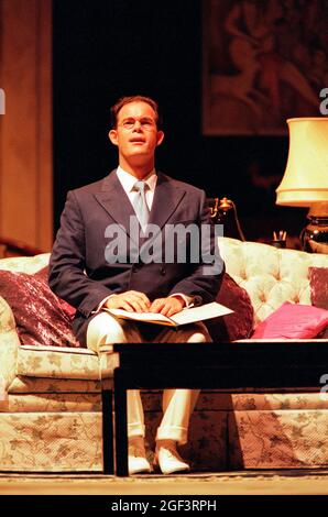 Gerald Finley (Olivier) in CAPRICCI an der Glyndebourne Festival Opera, East Sussex, England 18/07/1998 Musik: Richard Strauss Libretto: Clemens Krauss & Richard Strauss Dirigent: Andrew Davies Bühnenbild: Dennis Lennon Kostüme: Martin Battersby Beleuchtung: Robert Bryan Choreograph: Jenny Weston Regie: John Cox Stockfoto