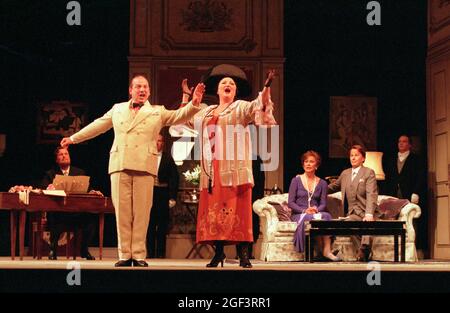 l-r: Victor von Halem (La Roche), Bonaventura Bottone (ein italienischer Tenor), Jennifer Rhys-Davies (eine italienische Sopranistin), Kiri Te Kanawa (die Gräfin), Richard Croft (Flamand) in CAPRICCIO an der Glyndebourne Festival Opera, East Sussex, England 18/07/1998 Musik: Richard Strauss Libretto: Clemens Krauss & Richard Strauss Dirigent: Andrew Davies Dennis Lennon Kostüme: Martin Battersby Beleuchtung: Robert Bryan Choreograph: Jenny Weston Regie: John Cox Stockfoto