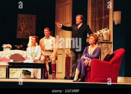 l-r: Kathryn Harries (Clairon), Rodney Gilfrey (der Graf), Victor von Halem (La Roche), Kiri Te Kanawa (die Gräfin) in CAPRICCI an der Glyndebourne Festival Opera, East Sussex, England 18/07/1998 Musik: Richard Strauss Libretto: Clemens Krauss & Richard Strauss Leitung: Andrew Davies Bühnenbild: Dennis Lennon Kostüme: Martin Battersby Beleuchtung: Robert Bryan Choreograph: Jenny Weston Regie: John Cox Stockfoto