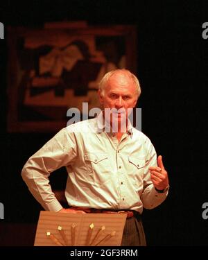 John Cox (Regisseur) während einer Probe von CAPRICCI an der Glyndebourne Festival Opera, East Sussex, England 18/07/1998 Musik: Richard Strauss Libretto: Clemens Krauss & Richard Strauss Dirigent: Andrew Davies Bühnenbild: Dennis Lennon Kostüme: Martin Battersby Beleuchtung: Robert Bryan Choreograph: Jenny Weston Regie: John Cox Stockfoto