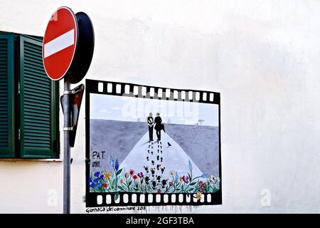 Blick auf ein Graffiti-Wandbild auf der Straße, das einen Filmrahmen darstellt, der an einer Wand eines Hauses im Stadtteil Trullo gemalt wurde. Rom, Italien, Europa. Speicherplatz kopieren Stockfoto