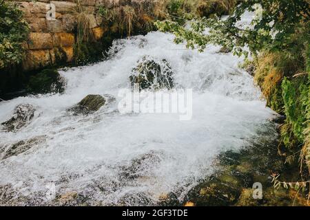 Nahaufnahme eines schäumenden Wasserstroms in einer ländlichen Landschaft Stockfoto