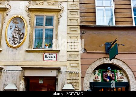 Traditionelles Wiener Restaurant. Das berühmteste Schnitzelrestaurant in Wien, Österreich. Wandkeramische Werbeschild über dem Eingang. Stockfoto