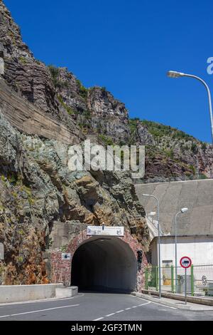 Koman-See, Albanien – 10. August 2020: Blick auf den Tunnel in den Bergen - Eingang zum Koman-See – Wasserreservoir am drin-Fluss – natürliches Wahrzeichen für Stockfoto