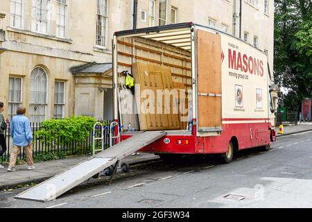 Bath, England - August 2021: Umzugswagen, der in einer Straße im Stadtzentrum geparkt wurde, mit geöffneten Hintertüren und einer Rampe zum Entladen von Möbeln Stockfoto