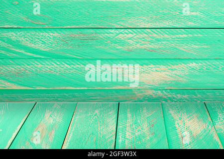 Hölzerner Hintergrund - ein Tisch mit einer hölzernen Wand. Holztisch Hintergrund. Leere Anzeige. Tisch aus vintage Minzholz. Stockfoto