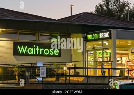 Oxford, England - 2021. Juni: Waitrose-Laden in der Abenddämmerung an der Welcome Break-Tankstelle am Stadtrand von Oxford Stockfoto