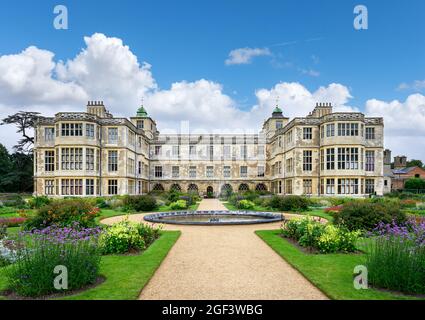 Die Gärten auf der Rückseite des Audley End House, ein 17thC Landhaus in der Nähe von Safran Waldon, Essex, England, UK Stockfoto