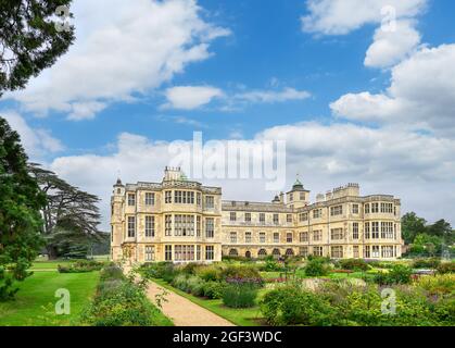 Die Gärten auf der Rückseite des Audley End House, ein 17thC Landhaus in der Nähe von Safran Waldon, Essex, England, UK Stockfoto