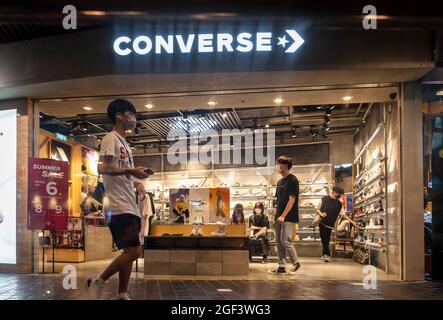 Hongkong, China. August 2021. Der amerikanische Schuhhersteller Converse Store in Hongkong. (Foto von Budrul Chukrut/SOPA Images/Sipa USA) Quelle: SIPA USA/Alamy Live News Stockfoto