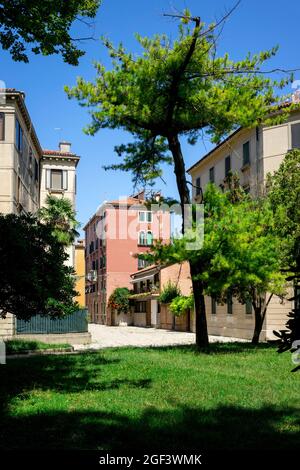 Straßenszene im unteren Teil des Castello Venedig Italien Stockfoto