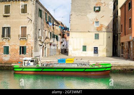 Abfallsammelboot in Venedig Italien Stockfoto