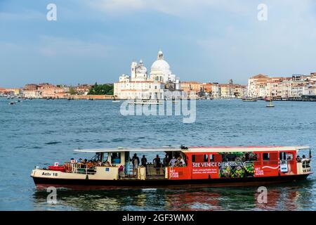 lagune von Venedig mit Santa Maria della Salute und Passagierschiffen Stockfoto