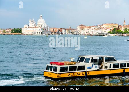 lagune von Venedig mit Santa Maria della Salute und Passagierschiffen Stockfoto