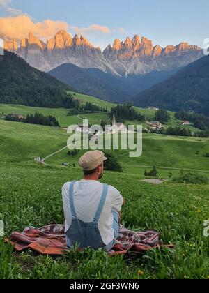 Italienische Dolomiten, Santa Maddalena Dorf Santa Magdalena mit zauberhaften Dolomiten-Bergen im Herbst, Val di Funes, Region Trentino-Südtirol, Südtirol, Italien, Europa. Santa Maddalena Village, Italien. Mann, der auf den Berg schaut Stockfoto