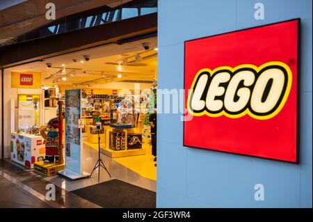 Hongkong, China. August 2021. Dänische Spielzeugmarke Lego offizieller Laden in Hongkong gesehen. (Foto von Budrul Chukrut/SOPA Images/Sipa USA) Quelle: SIPA USA/Alamy Live News Stockfoto