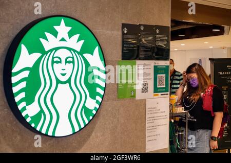 Hongkong, China. August 2021. Die amerikanische multinationale Kette Starbucks Coffee Store in Hongkong. (Foto von Budrul Chukrut/SOPA Images/Sipa USA) Quelle: SIPA USA/Alamy Live News Stockfoto