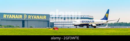 Ryan Air Ryanair Boeing 737 800-Flugzeugjet, der vom Stansted Airport Essex England mit dem Wartungshangar im Hintergrund des blauen Himmels abfliegt Stockfoto