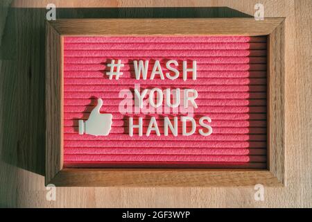 Waschen Sie Ihre Hände Hashtag-Nachricht auf Filzplakatwand im Geschäft gute Handhygiene für Coronavirus-Prävention. Fühlte sich als Zeichen für soziale Medien Stockfoto