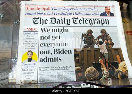 „Wir werden vielleicht nicht alle herausbekommen, gibt Biden zu“, afghanischer Artikel in der Schlagzeile der Tageszeitung Daily Telegraph am 21. August 2021 in London, Großbritannien Stockfoto