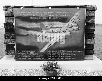 Zum Gedenken an die Besatzung der B-17 42-29537 324. BS 91. BG, die hier am 28. März 1943 abgeschossen wurde Stockfoto