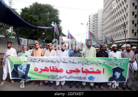 Mitglieder von Jamiat Talaba Arabia veranstalten am Montag, den 23. August 2021, eine Protestdemonstration für die Freilassung des pakistanischen Neurowissenschaftlers Dr. Aafia Siddiqui im Presseclub Karachi. Stockfoto