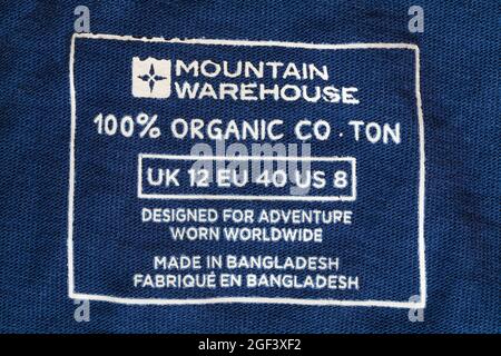 Label in Mountain Warehouse Damen-T-Shirt aus 100 % biologischer Baumwolle hergestellt in Bangladesch Größe 12 Stockfoto