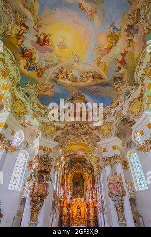 Innenraum der Wieskirche. Die Wallfahrtskirche wies (Wieskirche) ist eine ovale Rokoko-Kirche, die Ende der 1740er Jahre von Dominikus Zimme entworfen wurde Stockfoto