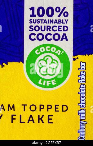 100% Kakao aus nachhaltiger Produktion - Cocoa Life Symbol CocoaLife auf der Schachtel mit Cadbury Flake 99 Vanilleeis, garniert mit Cadbury Flake Eis Stockfoto