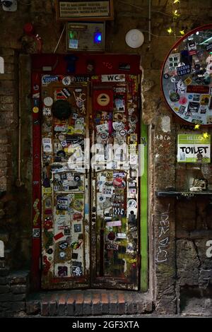 BUDAPEST, UNGARN - 16. Aug 2019: Die Toilettentüren und ein Verkehrsspiegel in einem Pub in Budapest Stockfoto