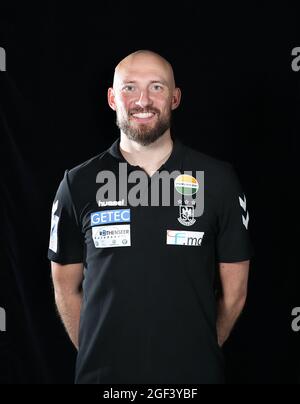 Magdeburg, Deutschland. August 2021. Handball, 1. Liga, Offizielles Teamfoto SC Magdeburg. Assistant Coach Yves Grafenhorst. Quelle: Ronny Hartmann/dpa/Alamy Live News Stockfoto