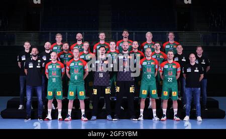 23. August 2021, Sachsen-Anhalt, Magdeburg: Handball, 1. Liga, Offizielles Teamfoto SC Magdeburg. Hintere Reihe (l-r) Gisli Kristjansson, Moritz Preuß, Philipp Weber, Piotr Chrapkowski, Magnus Saugstrup, Magnus Gullerud, Teamtrainer der mittleren Reihe (l-r) Felix Eckert, Assistenztrainer Yves Grafenhorst, Marko Bezjak, Omar Ingi Magnusson, Michael Damgaard, Christian O'Sullivan, Kay Smits, Physiotherapeut Andreas Grote, Physiotherapeut Matthias Fehse, Trainer Bennett Wiegert, Daniel Pettersson, Matthias Musche, Torwart Jannick Green, Torwart Mike Jensen, Tim Hornke, Lukas Mertens, Fitness Stockfoto