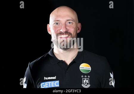 Magdeburg, Deutschland. August 2021. Handball, 1. Liga, Offizielles Teamfoto SC Magdeburg. Assistant Coach Yves Grafenhorst. Quelle: Ronny Hartmann/dpa/Alamy Live News Stockfoto