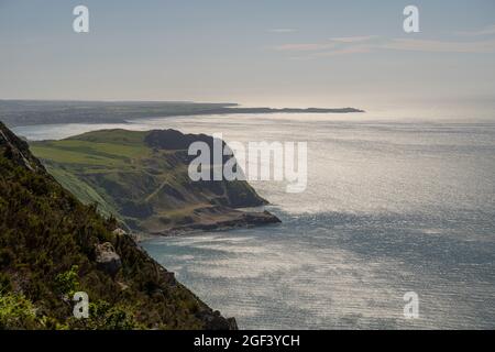 Blick entlang der Nordküste der Halbinsel Llyn von oben auf Nant Gwrtheyrn ein altes Bergbaudorf an der Nordküste der Halbinsel Llyn North Wal Stockfoto