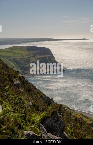 Blick entlang der Nordküste der Halbinsel Llyn von oben auf Nant Gwrtheyrn ein altes Bergbaudorf an der Nordküste der Halbinsel Llyn North Wal Stockfoto