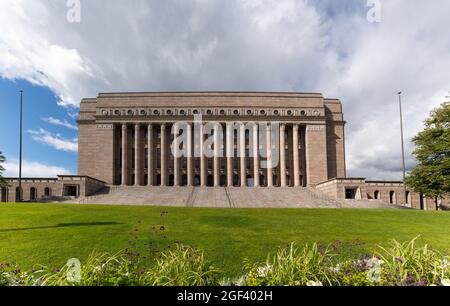 Helsinki, Finnland: 4. August 2021: Blick auf das finnische Parlamentsgebäude in der Innenstadt von Helsinki Stockfoto